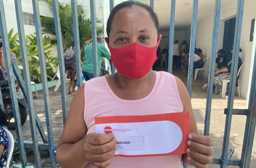 Secretaria de Assistência social entrega tickets alimentação no Creas Poço