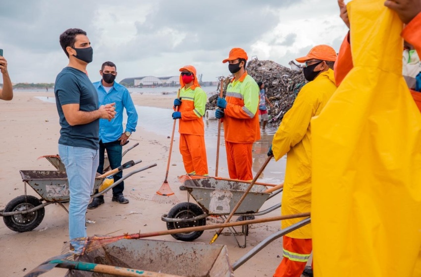 Prefeitura acompanha ações de limpeza na Praia da Avenida