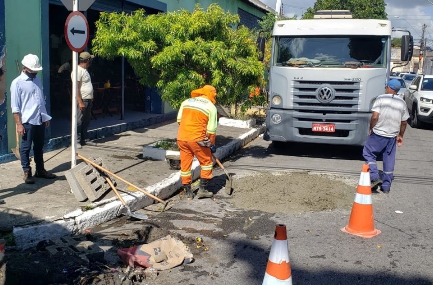 Prefeitura faz reparos em calçadas e limpeza de galerias do Mercado de Jaraguá