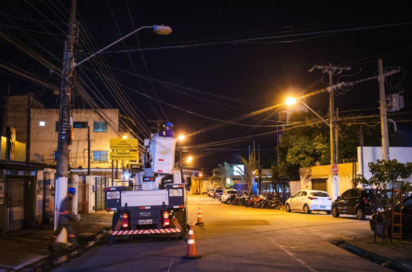 Prefeitura executa manutenção de iluminação em corredores de transportes no Poço