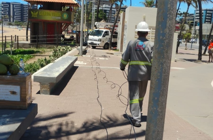 Técnicos da Ilumina repõem cabeamento furtado no Posto 7, na Jatiúca