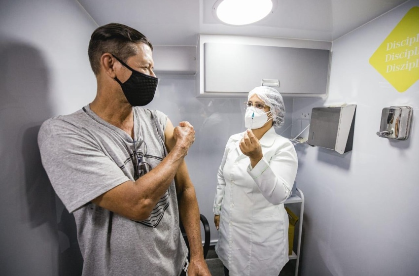 Ônibus da Vacina inicia, exclusivamente, imunização contra a Covid-19 para pessoas com 35 anos
