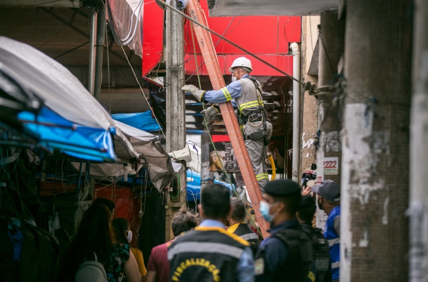 Ação remove ligações elétricas clandestinas em ruas do Centro