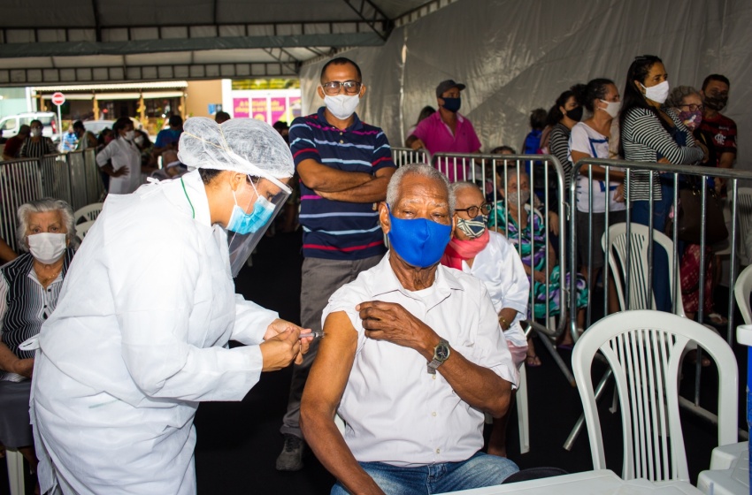 Vacinação de idosos a partir de 85 anos continua no fim de semana em Maceió
