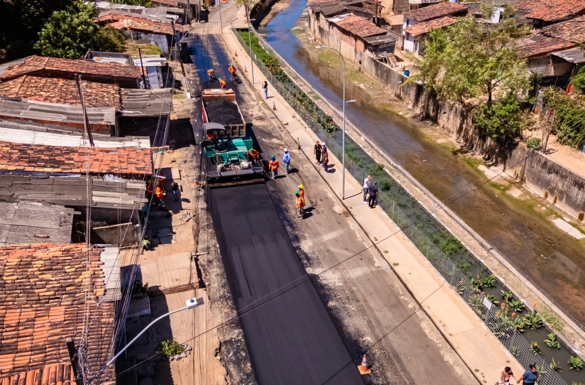 Via principal do Vale do Reginaldo recebe pavimentação