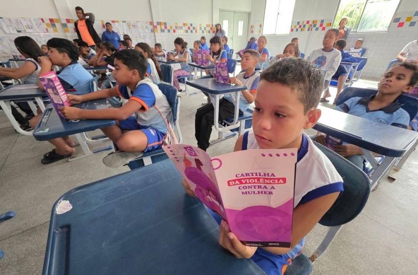 Ação da Prefeitura de Maceió leva conscientização sobre violência contra a mulher às escolas