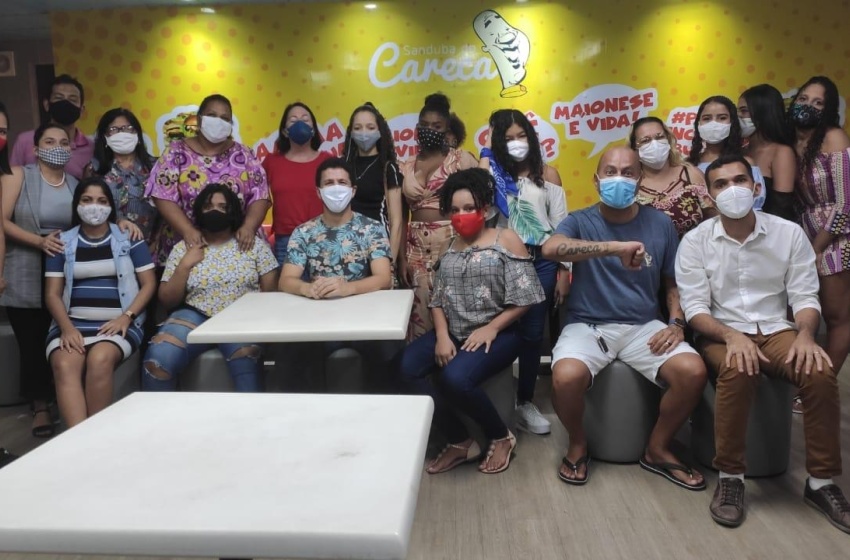 Meninas da Casa de Passagem têm dia de lazer em lanchonete