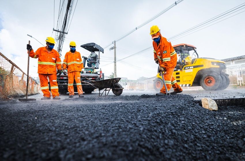 Prefeitura avança com pavimentação de pista lateral da Av. Durval de Góes Monteiro