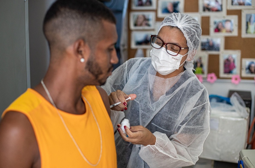 Maceió começa a aplicar 4ª dose da vacina contra Covid-19 em pessoas com 18 anos ou mais