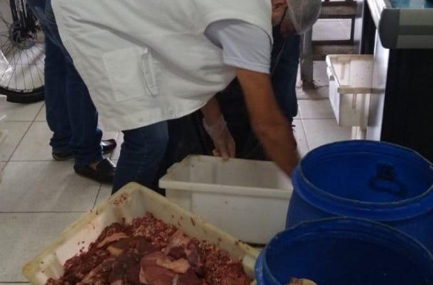 Vigilância Sanitária apreende 300kg de carne estragada no Benedito Bentes