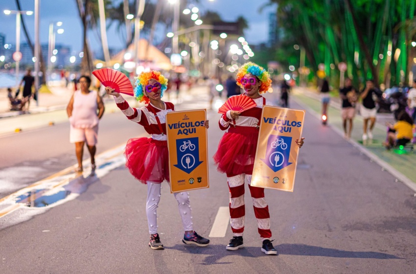 Prefeitura leva ação educativa à Orla Aberta sobre o uso de faixas na Ponta Verde