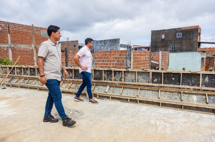 Vice-prefeito e secretário de Infraestrutura visita obra na parte alta de Maceió