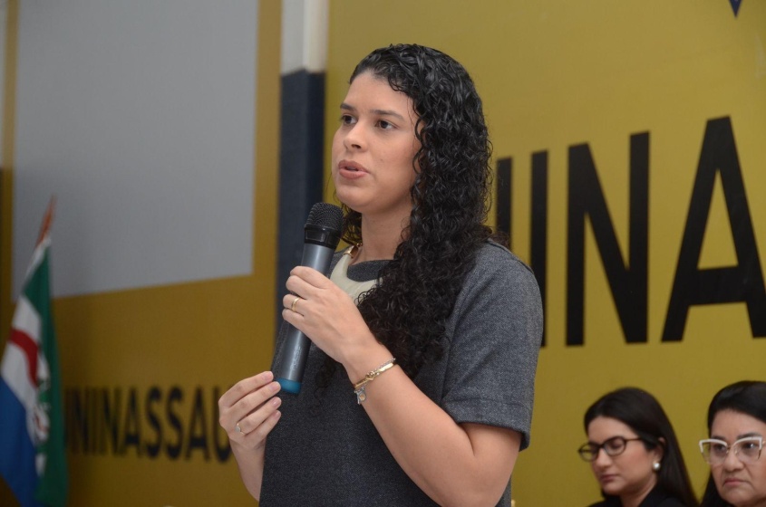 A secretária da Semuc, Sara Nunes, ressaltou a importância de preparar os profissionais da rede para acolher e orientar mulheres em situação de violência. Foto: Beto Macário