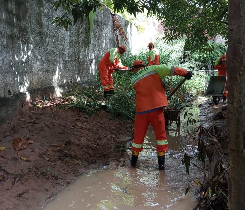 Profissionais fazem a limpeza de canal em Riacho Doce. Foto: Ascom Sudes