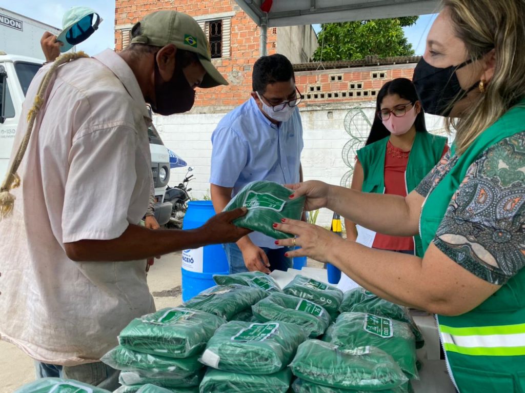 Ao serem cadastrados no Projeto Carroceiro Legal, trabalhadores receberam coletes com identificação. Foto: Ascom Sudes