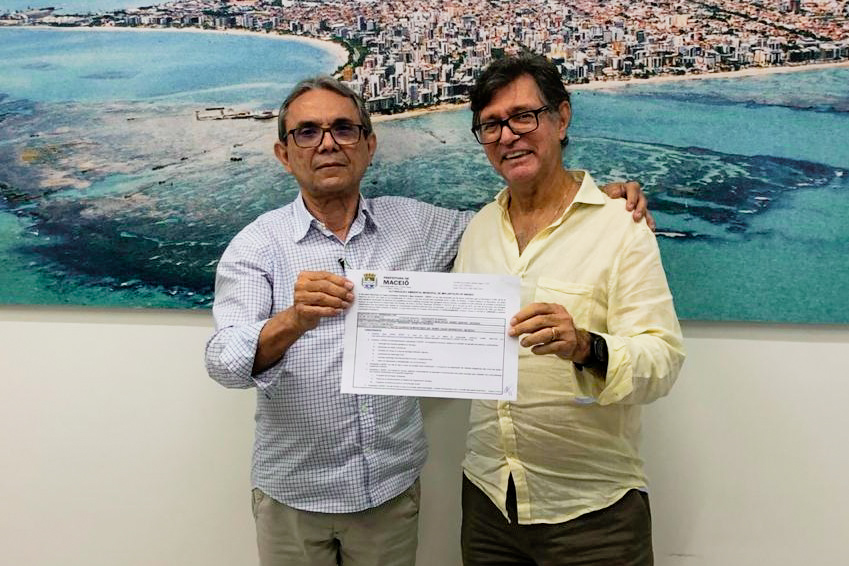 Secretário Pedro Vieira (esquerda) entrega autorização. Foto: Ascom Sedet