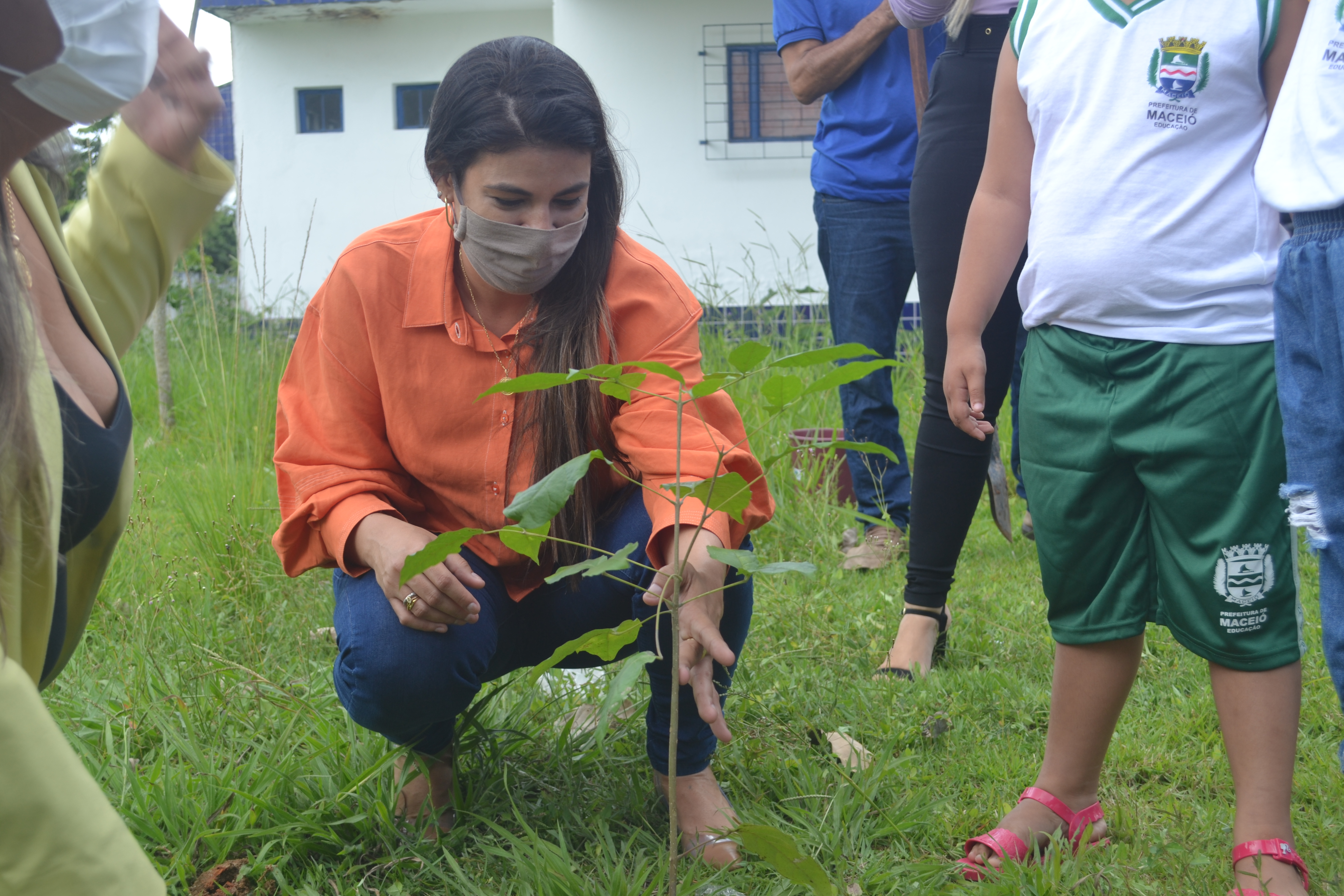 Rafaela Brito realiza o plantio de uma árvore em uma escola atendida pelo Projeto Parque nas Escolas. Foto: Ascom Sudes