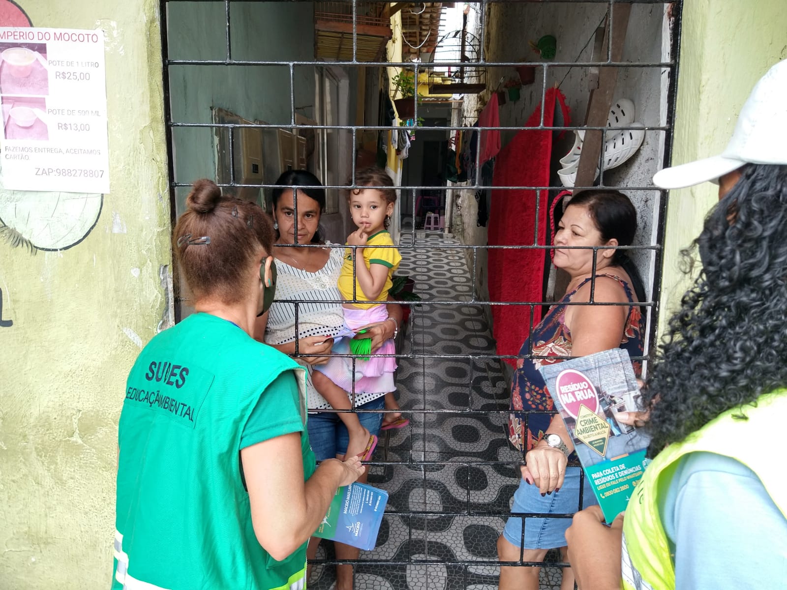 Equipes de educação ambiental realizam ação na Grota do Cigano, no Jacintinho. Foto: Ascom Sudes