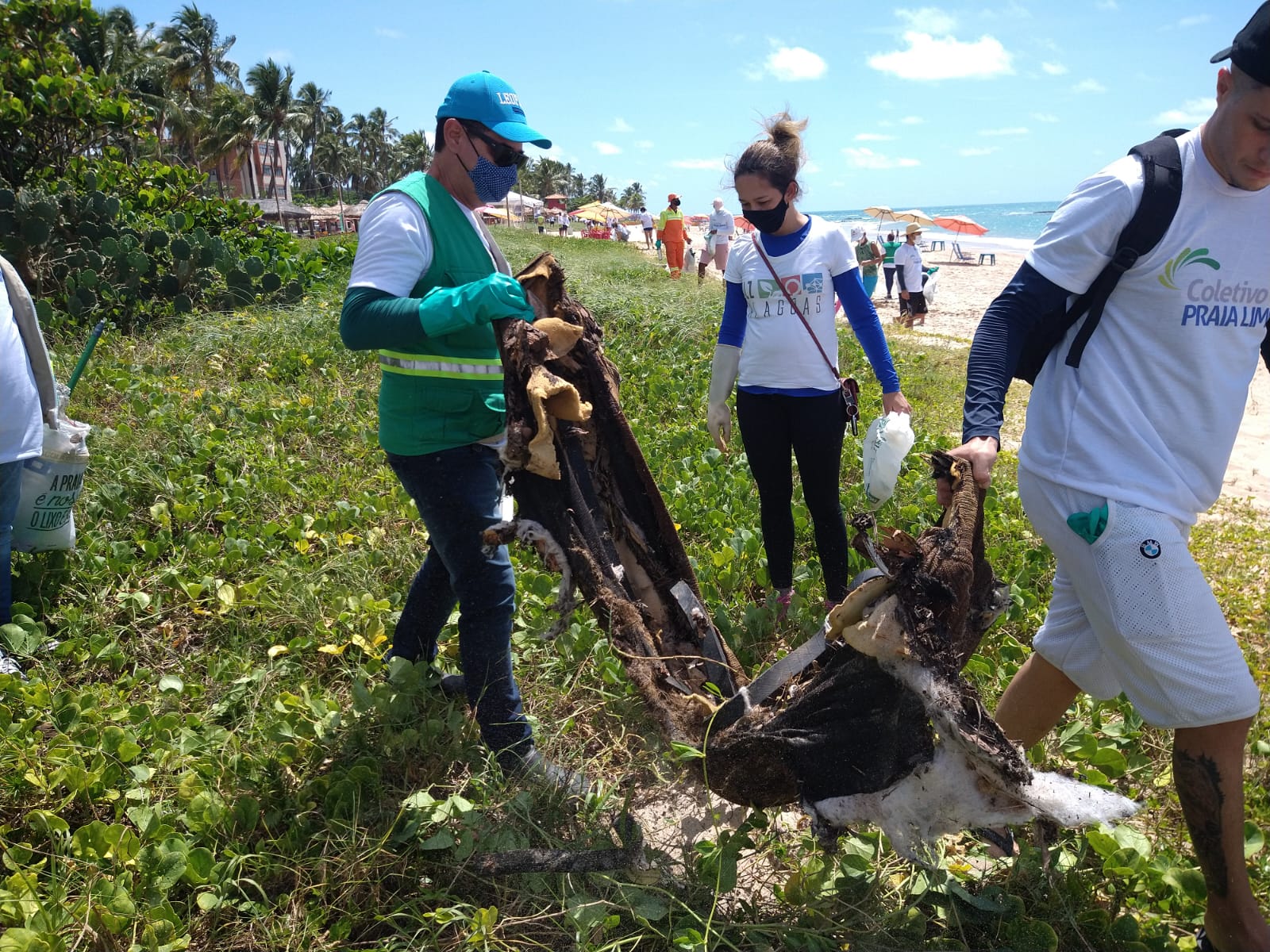 Servidores e voluntários retiram resíduos da faixa de areia da Praia de Ipioca. Foto: Ascom Sudes