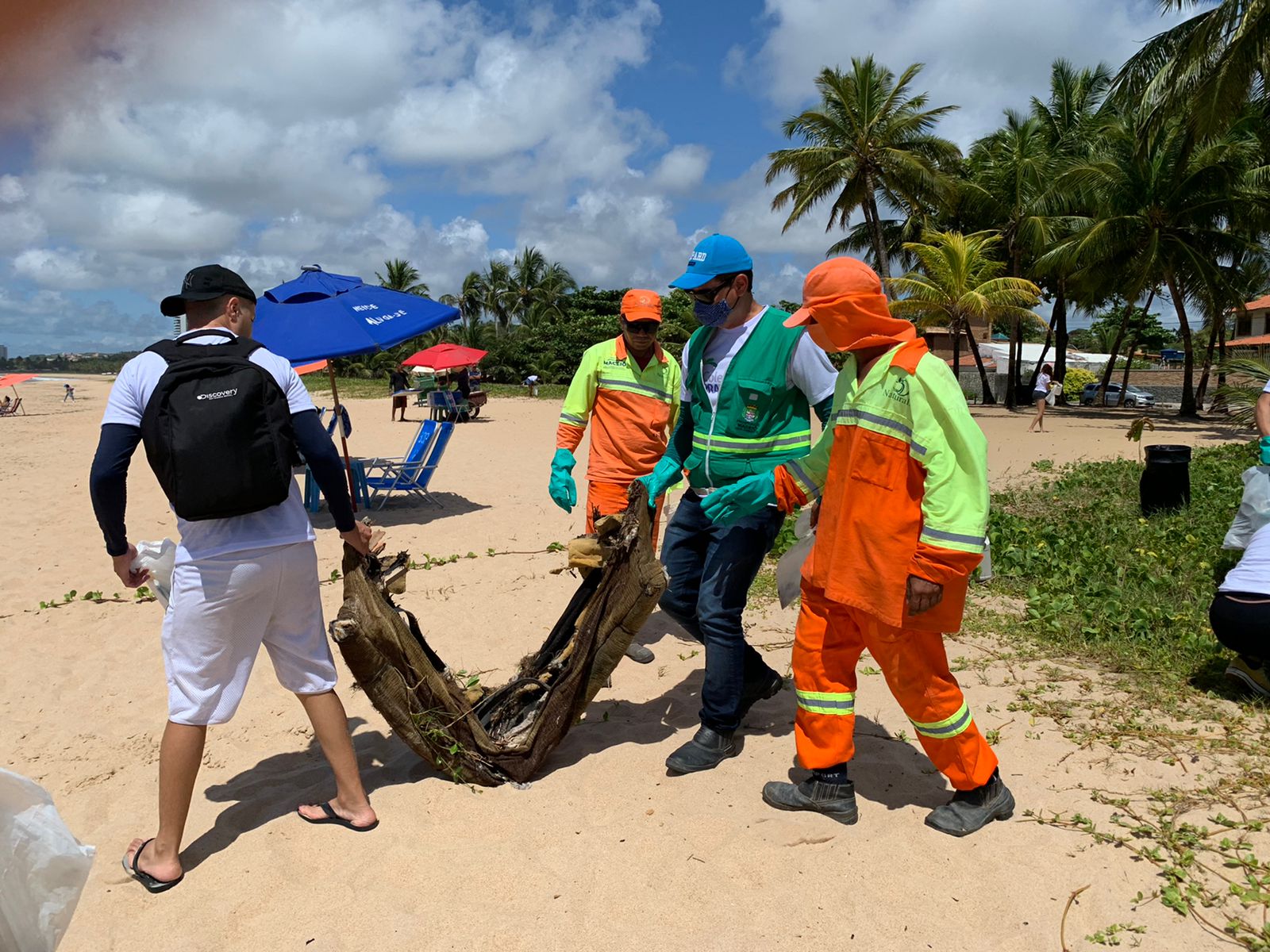 Ação retirou mais de 100 quilos de lixo da praia de Guaxuma. Foto: Ascom Sudes