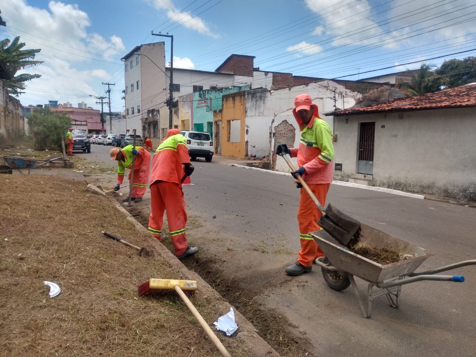 Prefeitura realiza mutirão nos bairros de Bebedouro e Pinheiro. Foto: Ascom Sudes