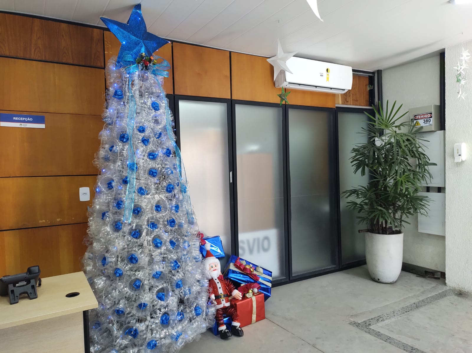 Decoração natalina da Sudes foi feita com materiais recicláveis. Foto: Ascom Sudes